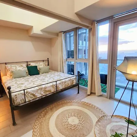 Bgc Uptown Parksuites King Bed With Balcony Sunset And City View