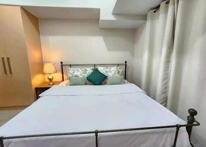 Bgc Uptown Parksuites King Bed With Balcony Sunset And View
